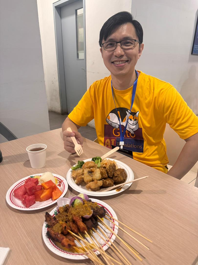 Gato 的朋友 David Wang 在 WordCamp Malaysia 2025 上享用沙爹