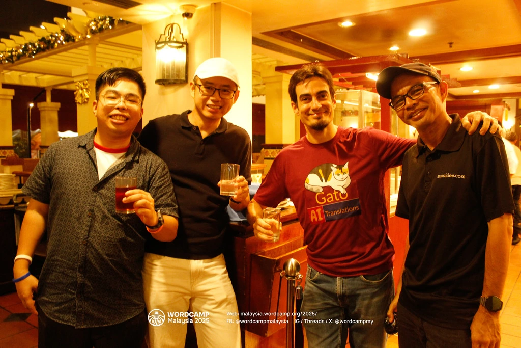 在演讲者派对上，Leo 与 WordCamp Malaysia 组织者 Dee、Ben 和 YL 合影